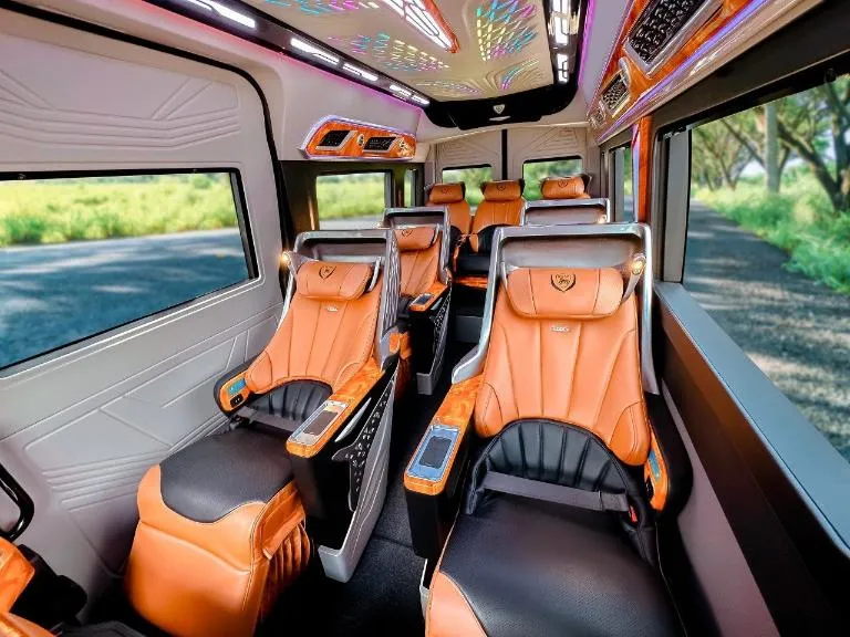 Xe limousine Sài Gòn Vũng Tàu Bến Thành không gian rộng, sạch sẽ thoải mái.